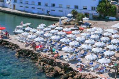 Porto Santo Stefano: La Caletta beach club - Cocktails under the umbrella