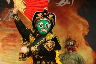 Chengdu: Illuminated Night Tour with Sichuan Opera or Hotpot