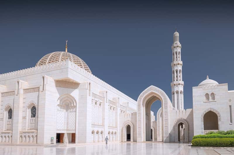 Yuzimga otiradi va ogzimga siydi