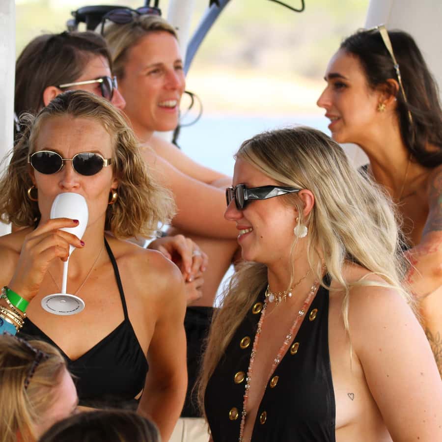 Ibiza: tour in barca al tramonto con sport acquatici, open bar e