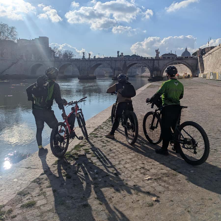 Roma: Tour del Tevere in e-bike > Gemme nascoste e specialità