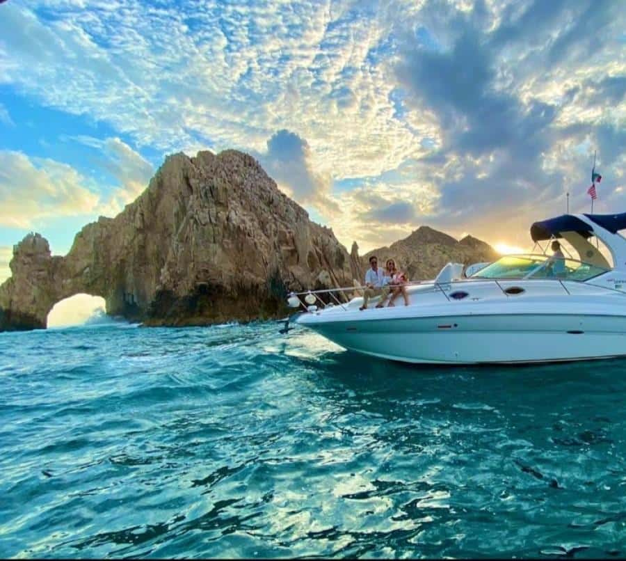 Cabo Sunset Arch Private Yacht Tour plus Dinner and Drinks
