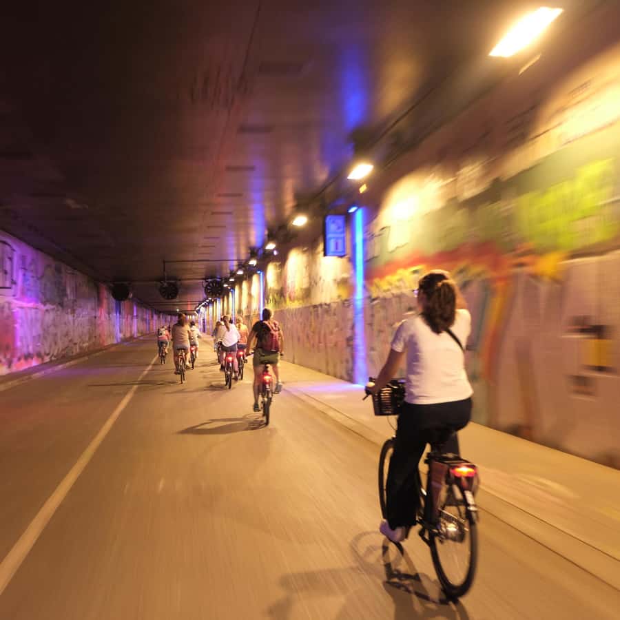 Paris By Night visite guidée de heures à vélo GetYourGuide