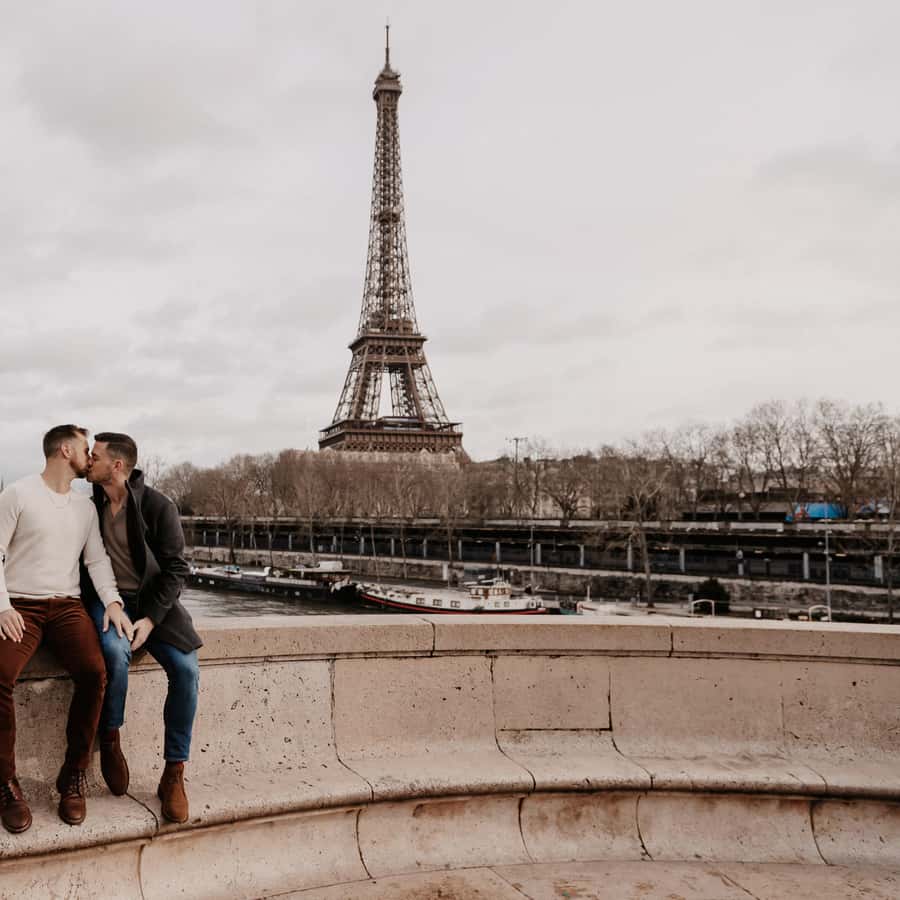 エッフェル塔プロポーズ LGBTQIA+ / 1時間フォトグラファー | GetYourGuide