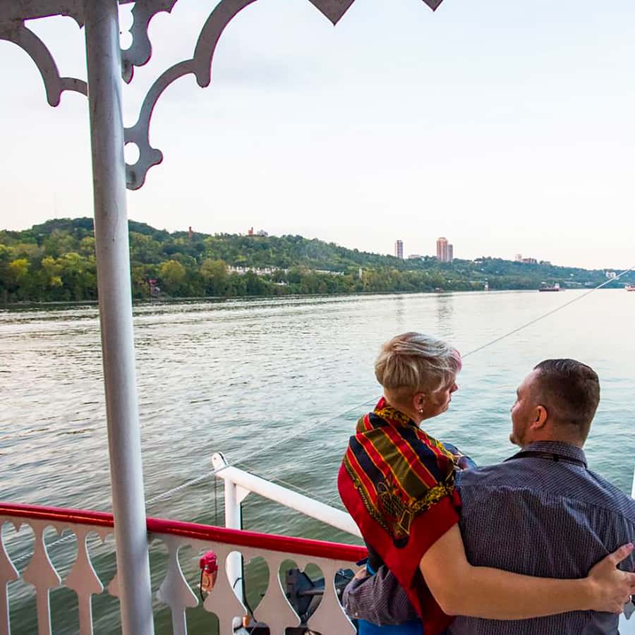 Cincinnati: Riverboat Cruise with Lunch and Entertainment