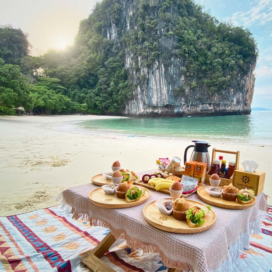 Krabi: Private Luxury Boat to Hong Islands Sunrise Picnic