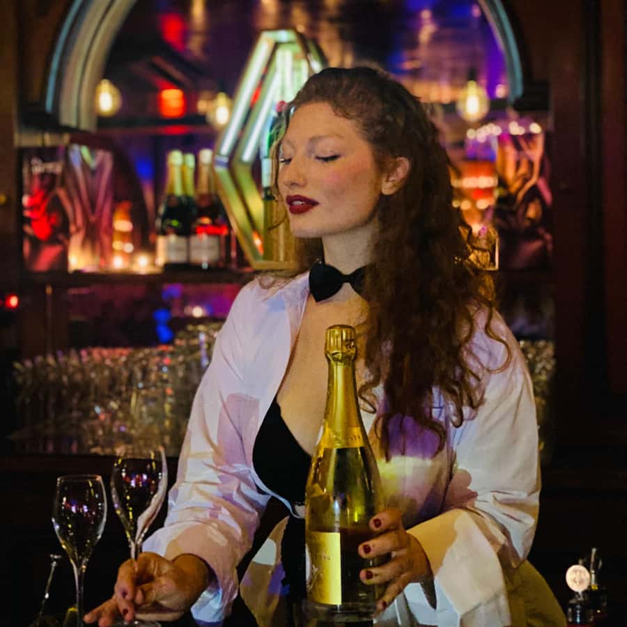 Порно әйел күйеуін оның артынан алдаған