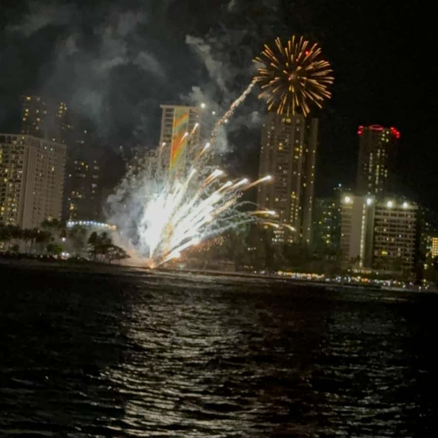 オアフ島：ワイキキ金曜夜の花火クルーズ | GetYourGuide