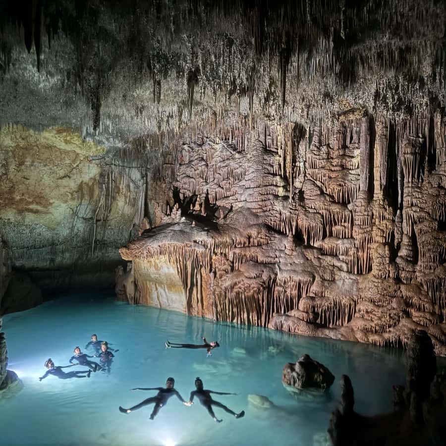 マヨルカ島：プレミアム水中洞窟探索ガイドツアーをご覧ください
