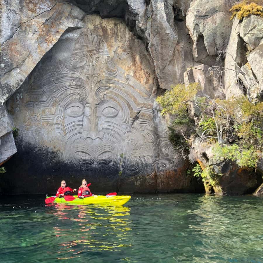 タウポ：マオリの岩の彫刻カヤックツアー | GetYourGuide
