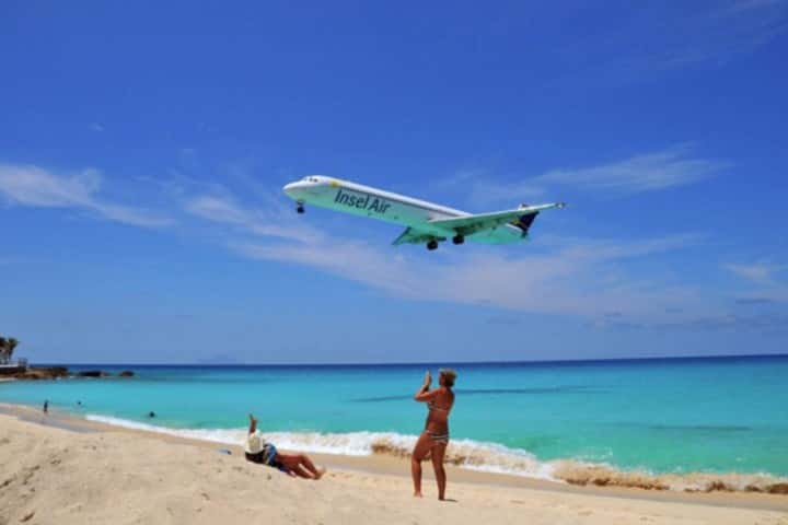 Philipsburg: Extreme Plane Spotting at Maho Beach