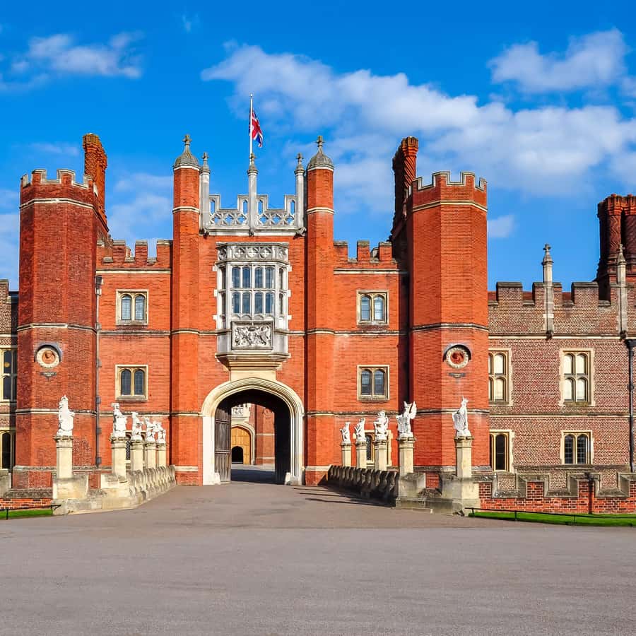 London: Hampton Court Palace Private Tour with Train Option