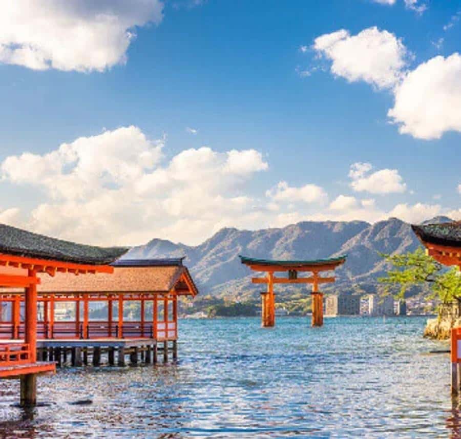 広島・宮島プライベートガイドツアー | GetYourGuide