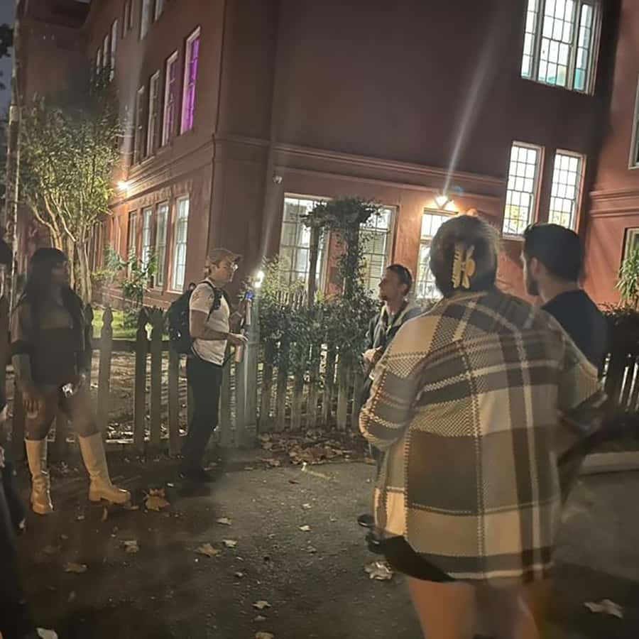 Espíritos e Feitiços: Caminhada Fantasmagórica em Nova Orleães |  GetYourGuide, image size:900x900