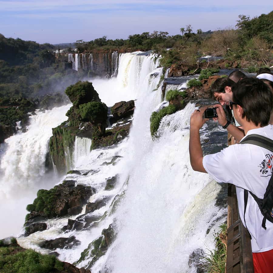 ブラジルとアルゼンチンの両側にあるイグアスの滝を一日かけて