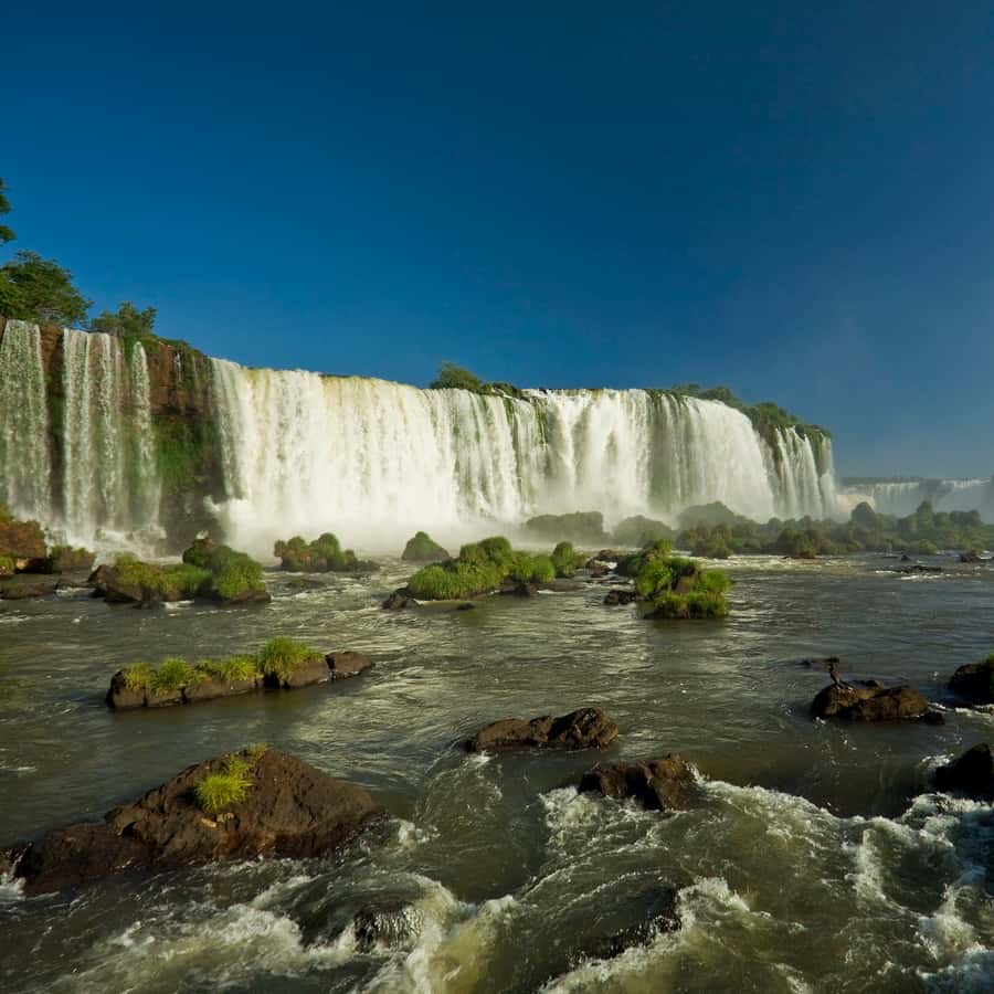 ブラジルとアルゼンチンの両側にあるイグアスの滝を一日かけて