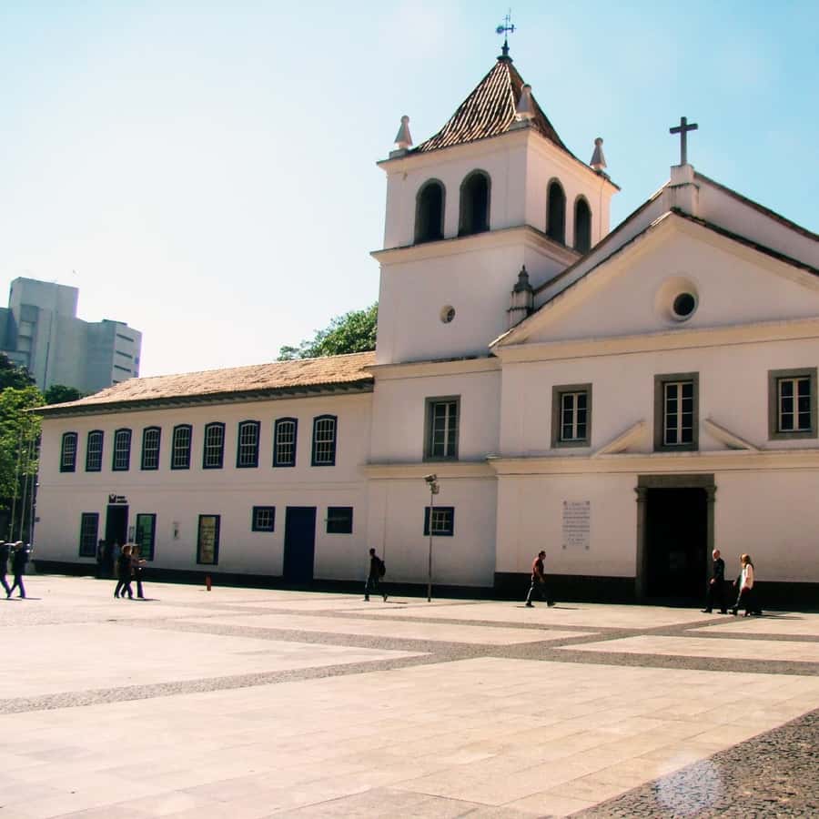 Colagem de mídia