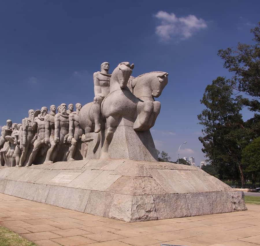 Colagem de mídia