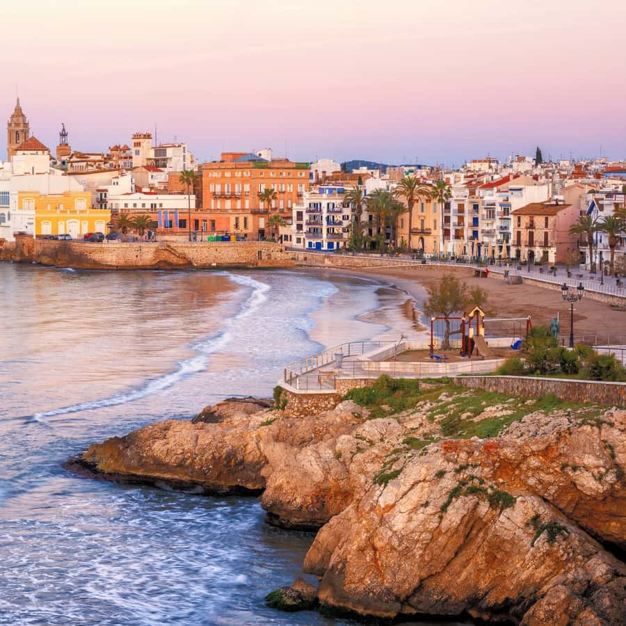 バルセロナ：シッチェスとモンセラート修道院の簡単なハイキングツアー