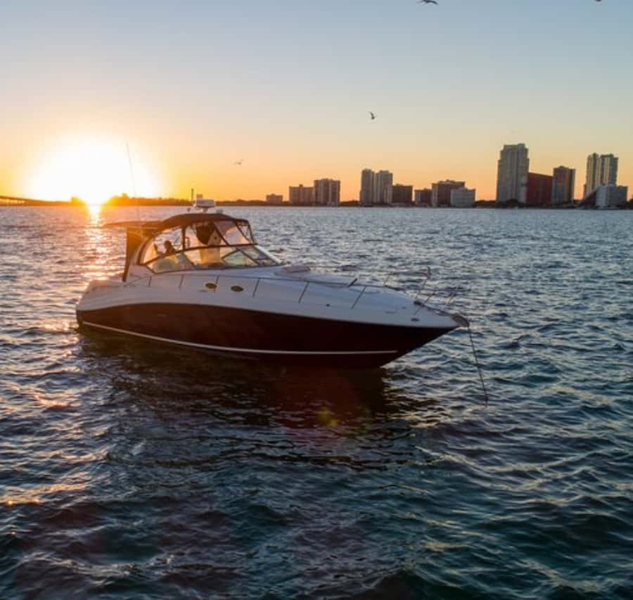 Miami: Private Yacht Cruise with Champagne