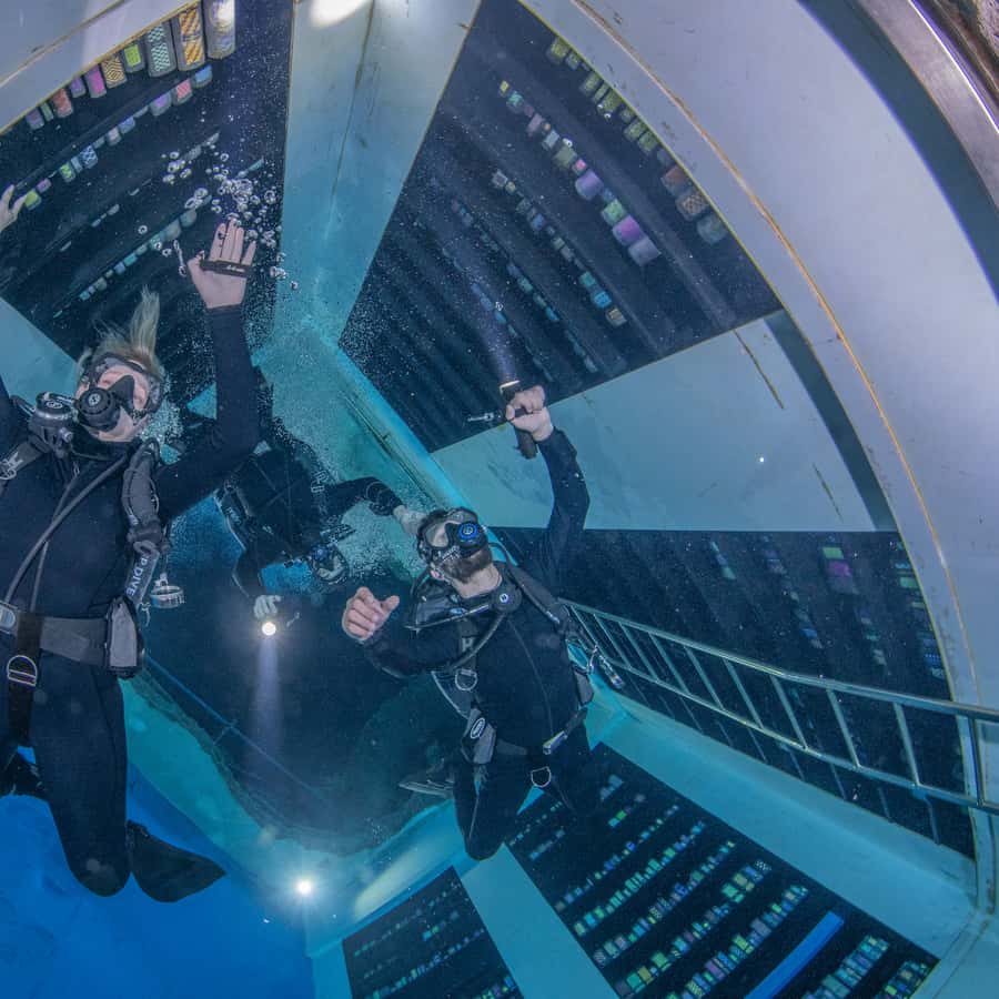 ドバイ：ディープ ダイブでの認定ダイバー向けガイド付きスキューバ