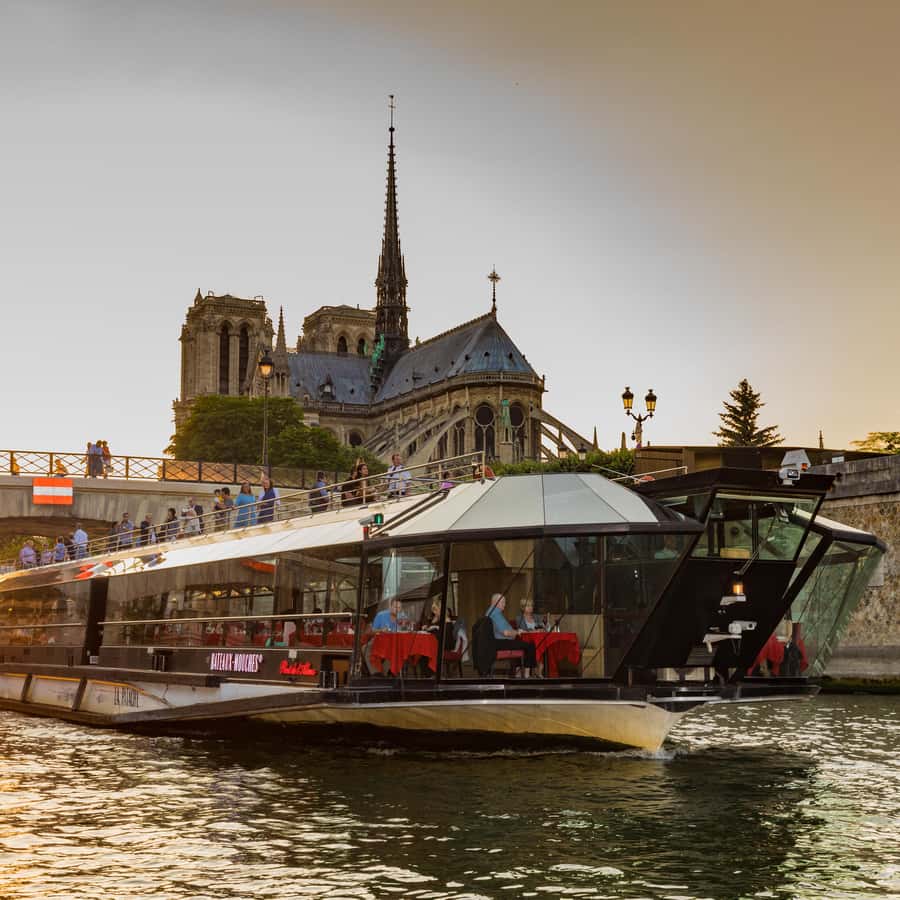 Paris: 4-Course Dinner Cruise on Seine River with Live Music