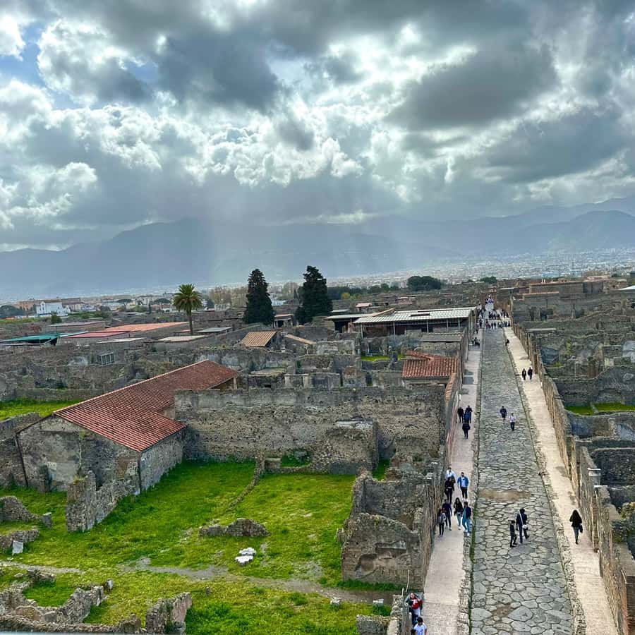 Pompeii: walking tour with an archeological guide