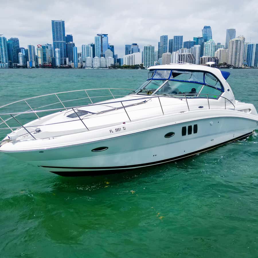 Miami: Private Yacht Cruise with Champagne