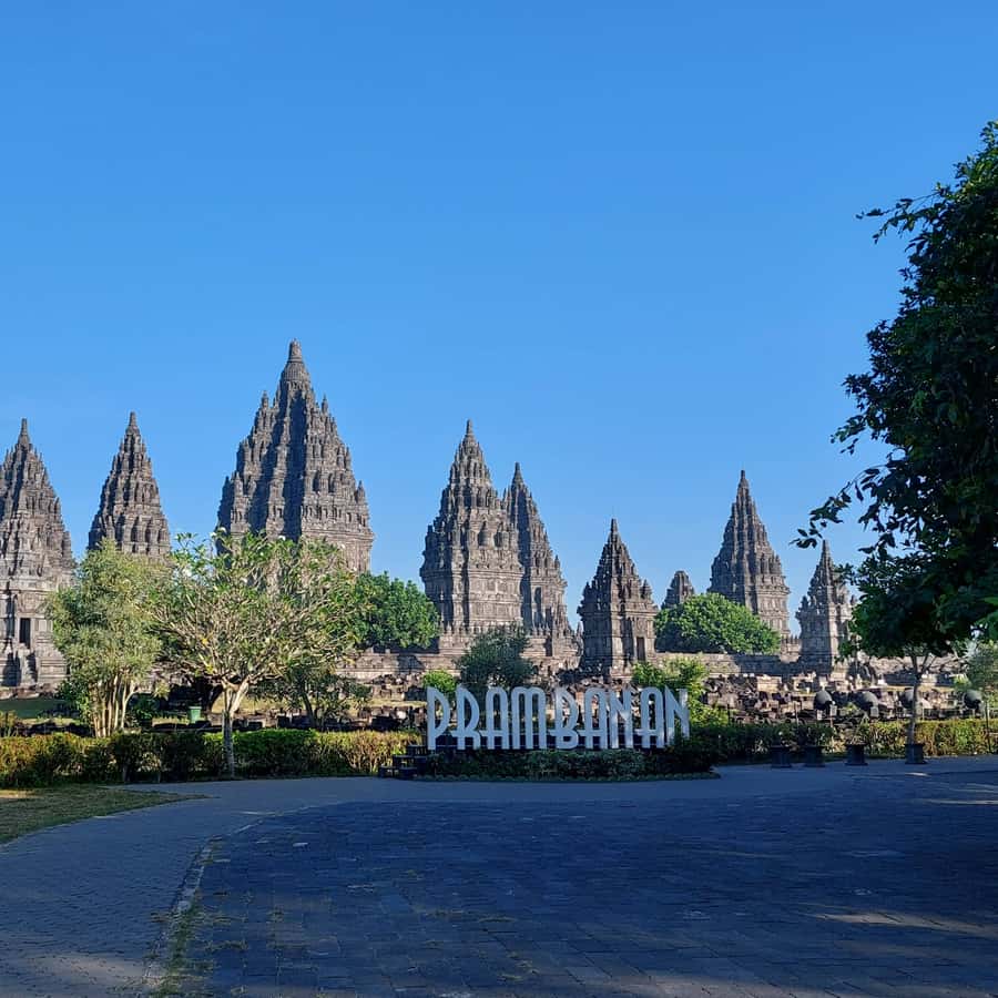 Yogyakarta: Visita Matinal al Templo de Prambanan y Visita al Palacio |  GetYourGuide, image size:900x900