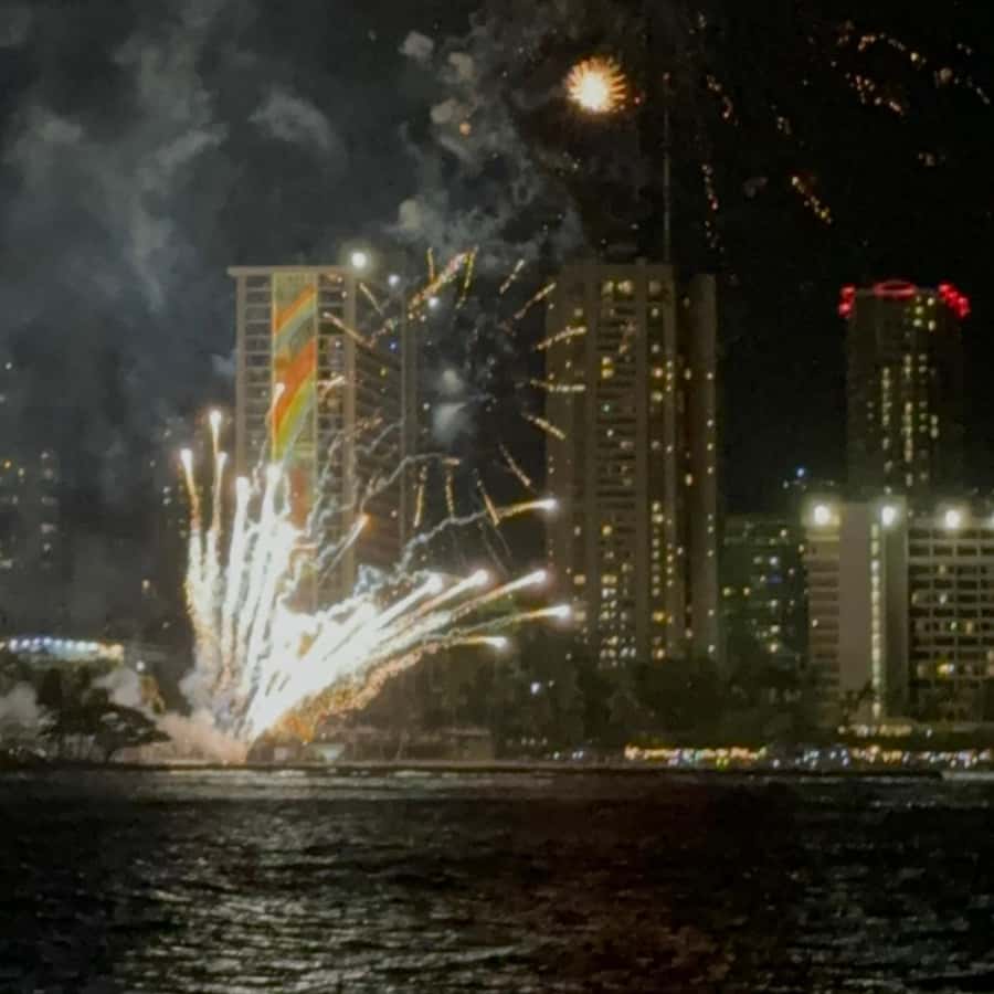 Oahu: Waikiki fredagskveld fyrverkericruise | GetYourGuide, image size:900x900