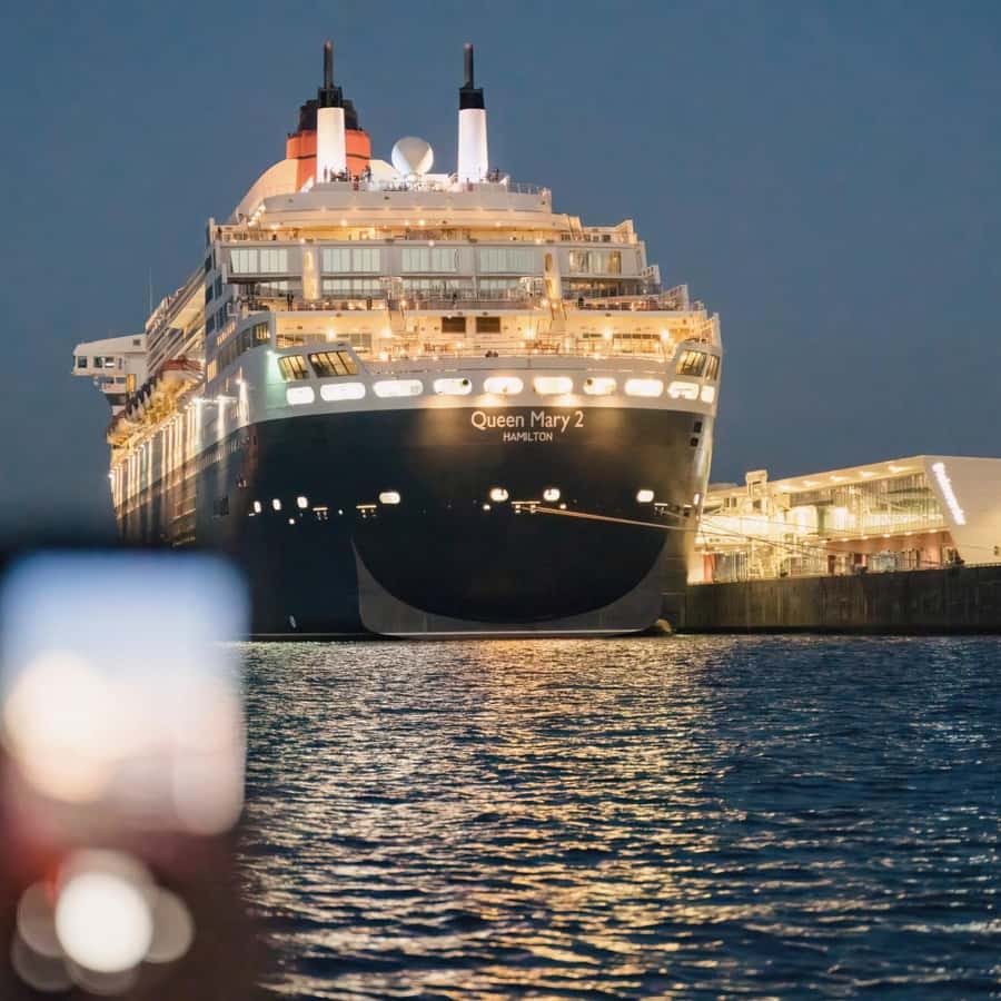 Hamburg: Evening Lights Harbour Cruise on a Ship