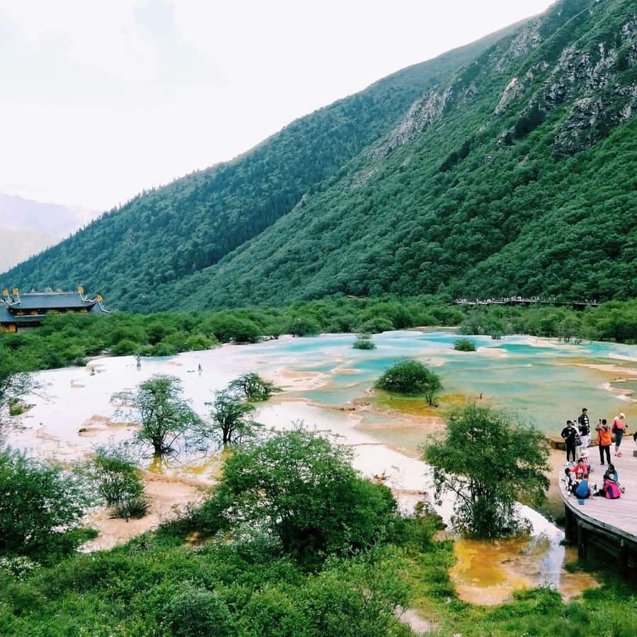 Huanglong Scenic Area Entdecke die atemberaubenden FünfFarbenTeiche