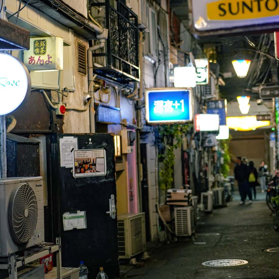 Tokyo: Night Foodie Tour in Shinjuku sushi, wagyu beef