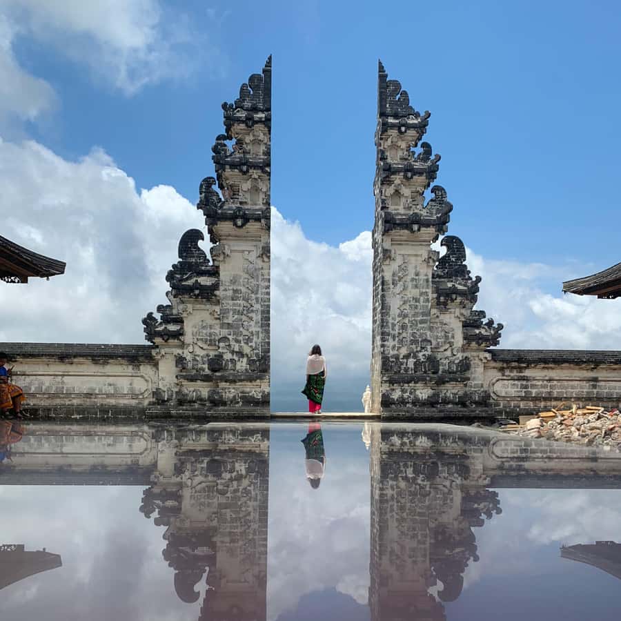 Brama balijskiej świątyni z kamiennymi rzeźbami