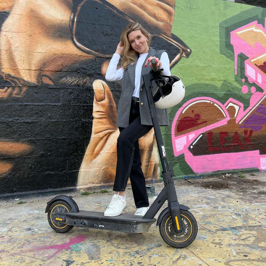 Partecipa a un tour di ore in e-scooter a Barcellona GetYourGuide