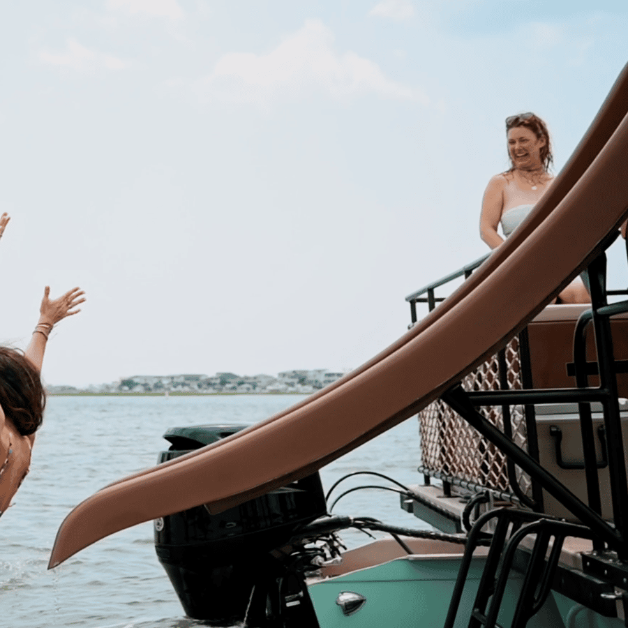 Destin: Tiki Pub Crab Island Sandbar Cruise with Waterslide