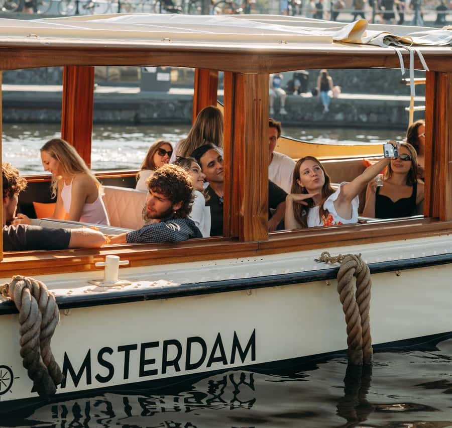 Amsterdam: Classic Boat Cruise with Cheese & Wine Option