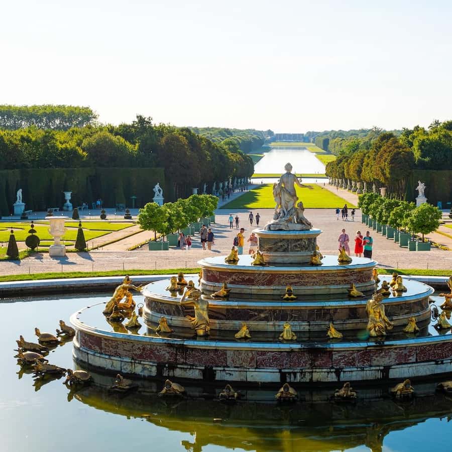 Versalles: Visita guiada del Palacio y los Jardines con entradas |  GetYourGuide