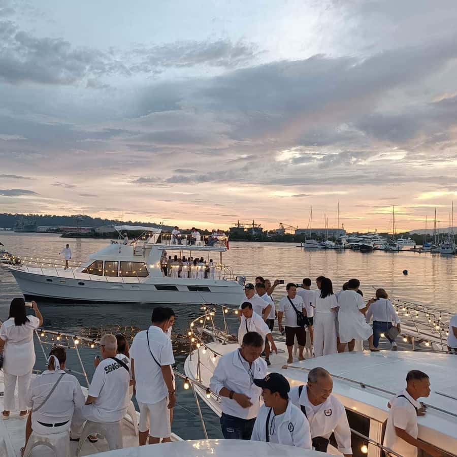 マニラ発サブック湾：サンセットディナー付きヨットクルーズをお楽しみ