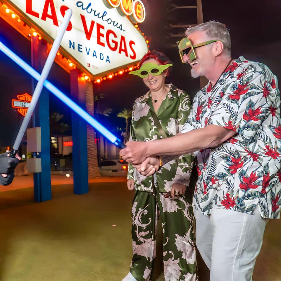 Las Vegas: boda o renovación de votos tradicional o temática con el letrero  de Las Vegas. | GetYourGuide, image size:900x900