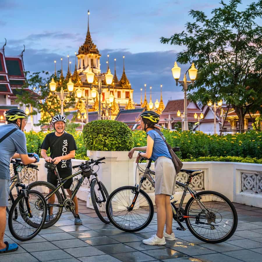 Bangkok Tur Sepeda Malam Hari dengan Kunjungan ke Kuil dan Pasar