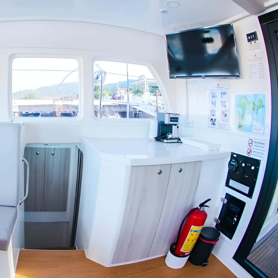Da Nang: Son Tra peninsula luxury Yacht rental, private