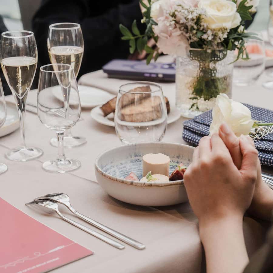 Paris: 4-Course Dinner Cruise on Seine River with Live Music