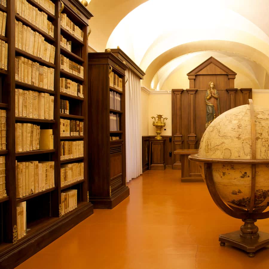 Montecassino: un viaggio attraverso la biblioteca monastica e l