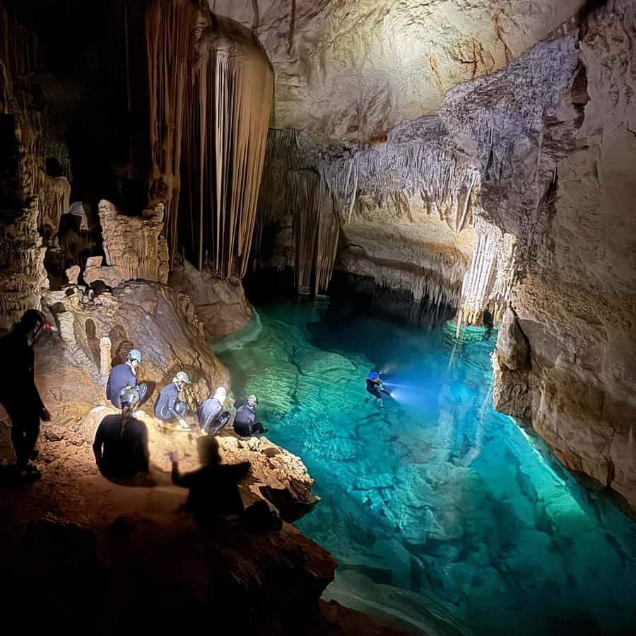 マヨルカ島：プレミアム水中洞窟探索ガイドツアーをご覧ください