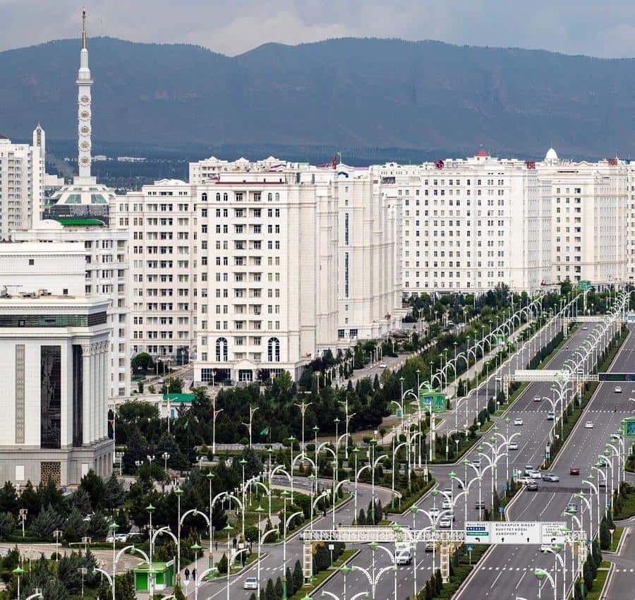 Tashlab ketilgan uyda yosh qizning pornosi