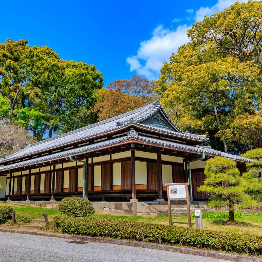 東京皇居東御苑ウォーキングツアー | GetYourGuide