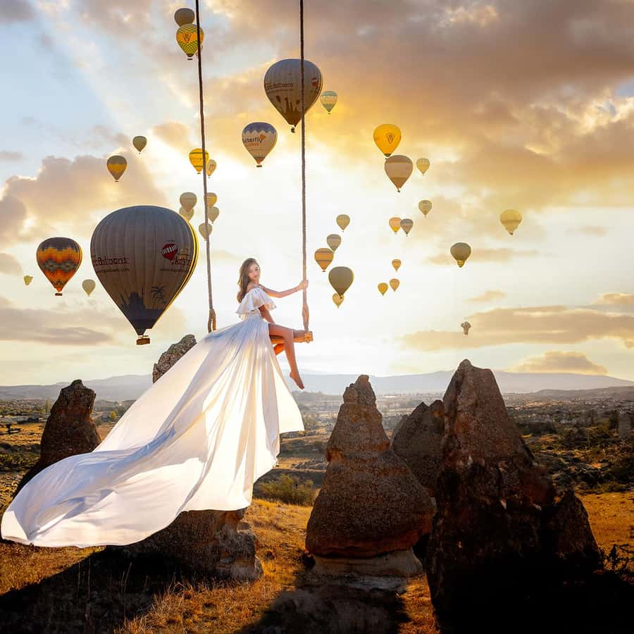 カッパドキア：熱気球を眺めながらスイングで写真撮影 | GetYourGuide