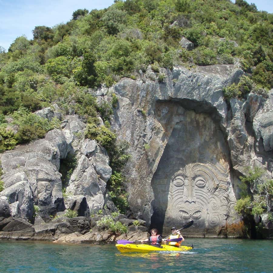 タウポ：マオリの岩の彫刻カヤックツアー | GetYourGuide