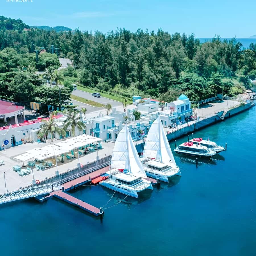 Da Nang: Son Tra peninsula luxury Yacht rental, private